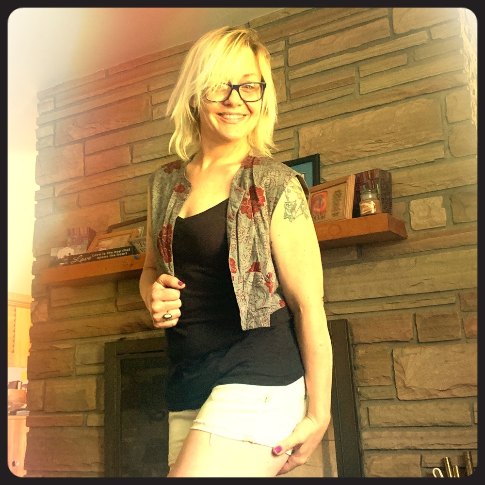 Vintage crop vest grey with maroon flowers